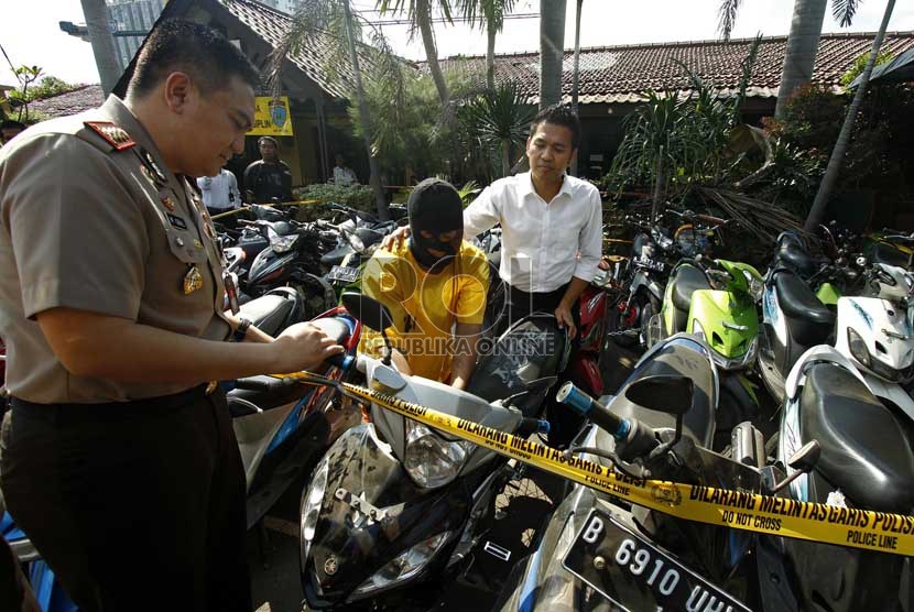  Kapolres Jakarta Utara Kombes M. Iqbal (kiri) menunjukkan tersangka beserta barang bukti kejahatan pencurian sepeda motor di Polsek Penjaringan Jakarta Utara, Senin (29/4).     (Republika/Adhi Wicaksono)