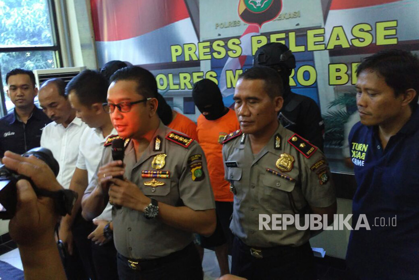Kapolres Kabupaten Bekasi menggelar rilis terkait penetapan dua tersangka kasus yang menewaskan Muhammad Alzahra (Joya) di Polres Bekasi, Senin (7/8).