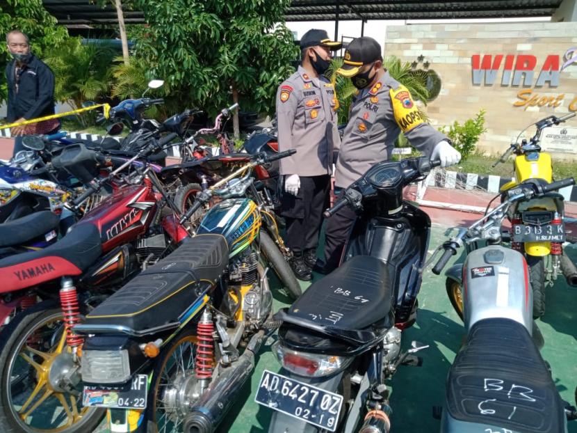 Kapolres Karanganyar, AKBP Leganek Mawardi, menunjukkan barang bukti berupa 110 sepeda motor berknalpot brong yang diamankan di Mapolres Karanganyar, Jawa Tengah, Kamis (17/9)