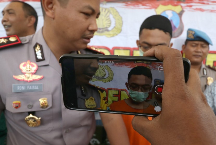 Kapolres Kediri AKBP Roni Faisal (kiri) menginterogasi tersangka mucikari prostitusi anak berinisial LP saat gelar kasus di Polres Kediri, Jawa Timur, Jumat (2/8/2019). 
