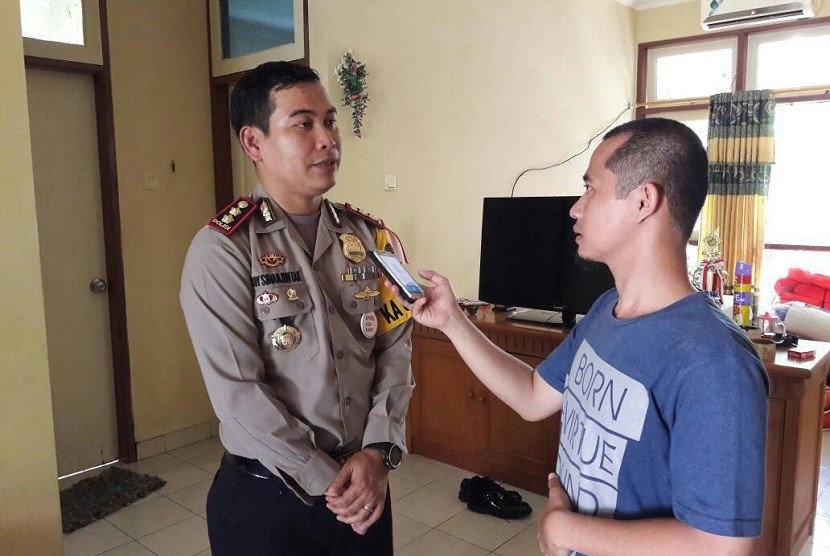 Kapolres Kepulauan Seribu, AKBP Boy R Simanjuntak, menyampaikan kondisi peroses pemungutan suara, Rabu (19/4). Menurutnya semua proses berjalan lancar.