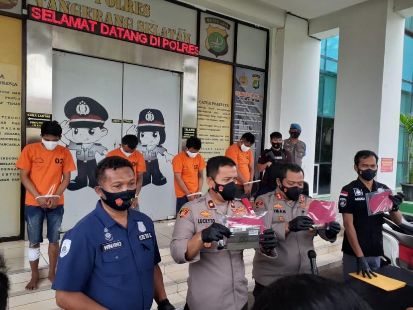 Kapolres Kota Tangsel, AKBP Iman Imanuddin menggelar rilis penangkapan empat komplotan pencuri sepeda motor sindikat Kota Tangsel, di Mapolresta Tangsel, Banten, Selasa (27/1).