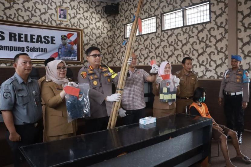 Kapolres Lampung Selatan AKBP Yusriandi Yusrin saat melakukan konferensi pers tindak pidana pengeroyokan. 