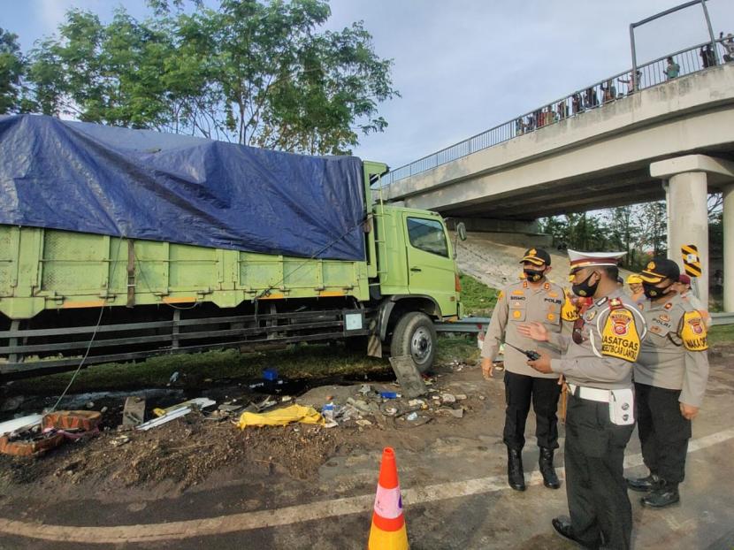 Kapolres Majalengka, AKBP Bismo Teguh Prakoso, melakukan pengecekan ke lokasi kecelakaan maut di ruas Tol Cipali Kabupaten Majalengka, Ahad (23/8). Kecelakaan itu melibatkan tiga kendaraan dan menyebabkan empat orang tewas.