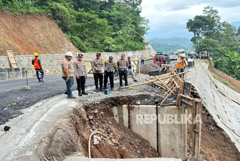 Kapolres Majalengka, AKBP Indra Novianto meninjau ruas jalan Majalengka - Kuningan yang sedang diperbaiki, dan dilanda longsor. (