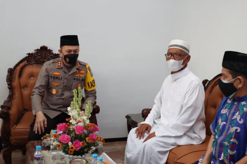 Kapolres Malang AKBP Ferli Hidayat (kiri) menyambangi sejumlah tokoh agama di Kabupaten Malang, Ahad (20/3/2022). D