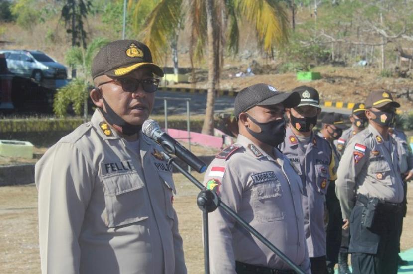 Kapolres Manggarai Barat, AKBP Felli Hermanto (kiri).