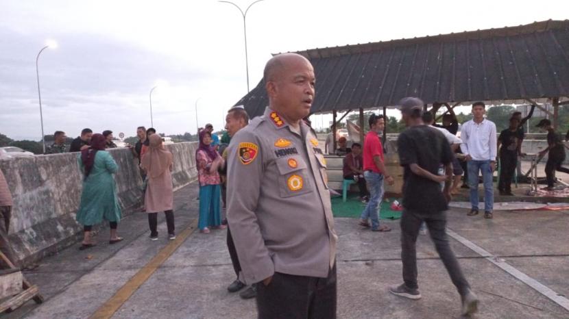 Kapolres Metro Bekasi Kota, Kombes Hengki memantau aksi warga ahli waris Jatikarya yang menunt pembayaran tanah.
