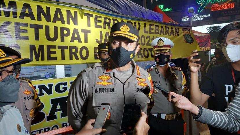 Kapolres Metro Bekasi Kota, Kombes Pol Aloysius Suprijadi. Aloysius Suprijadi, membantah pihaknya lamban dalam menangani kasus hukum yang membelit anak anggota DPRD Kota Bekasi.