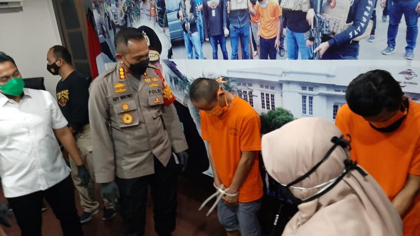 Kapolres Metro Jakarta Barat, Kombes Ady Wibowo menunjukkan barang bukti dua kasus pencabulan dan persetubuhan terhadap anak di Mapolres Jakbar, Kamis (14/1).
