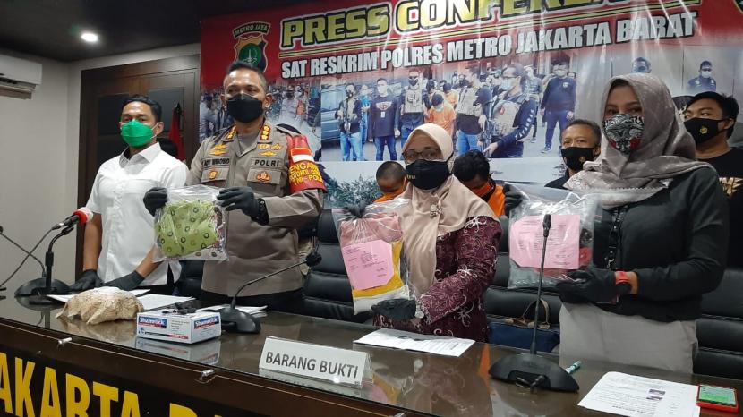 Kapolres Metro Jakarta Barat Kombes Pol Ady Wibowo dan Komisioner KAPI Putu Elvina menunjukkan barang bukti dua kasus pencabulan dan persetubuhan terhadap anak di Mapolres Jakbar, Kamis (14/1). 