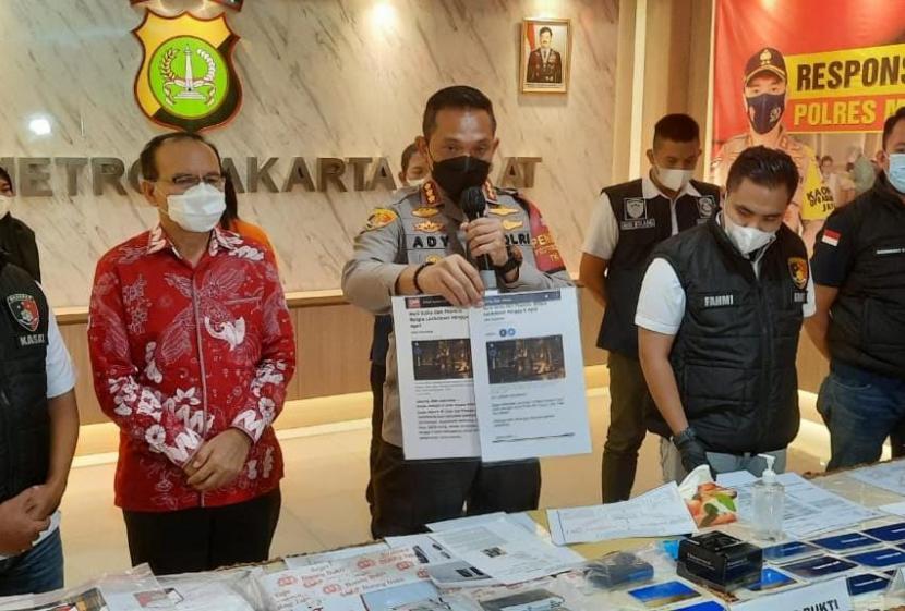 Kapolres Metro Jakarta Barat Kombes Pol Ady Wibowo memperlihatkan barang bukti kasus investasi bodong di Mapolres Jakbar, Selasa (8/6). 
