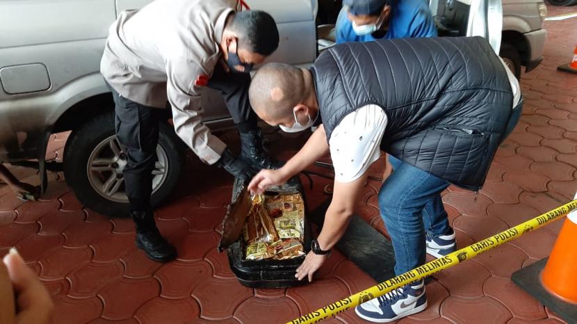 Kapolres Metro Jakarta Pusat (Jakpus) Kombes Pol Heru Novianto membuka tangki mobil yang berisikan 10 kilogram sabu di Mapolres Jakpus, Jumat (1/1). 