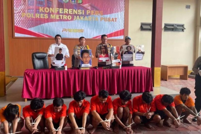 Kapolres Metro Jakarta Pusat Kombes Susatyo Purnomo Condro mengumumkan tahanan yang berhasil ditangkap di Polres Metro Jakarta Pusat, Kamis (22/2/2024). 