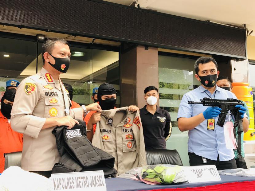 Kapolres Metro Jakarta Selatan, Kombes Budi Sartono saat rilis kasus polisi gadungan.