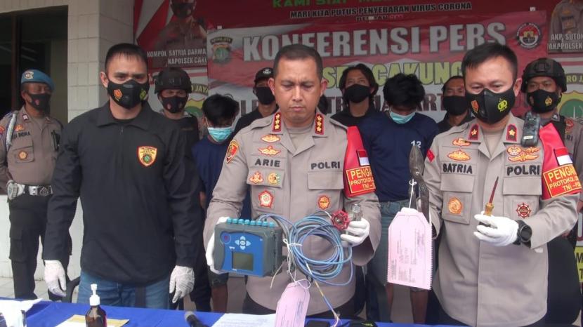 Direktur Reserse Narkoba Polda Jatim, Kombes Arie Ardian Rishadi (tengah).