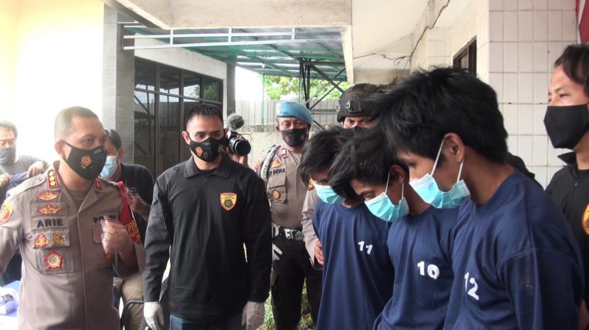 Kapolres Metro Jakarta Timur Kombes Pol Arie Ardian memperlihatkan meteran gas milik Perusahaan Gas Negara (PGN) yang digasak tiga pencuri di Mapolsek Cakung, Selasa (5/1). Pencurian meteran di stasiun gas PGN di kolong Tol Lingkar Luar Jakarta (JORR), Jalan Komarudin, Cakung, Jakarta Timur, Selasa pukul 05.00 itu mengakibatkan kebocoran gas