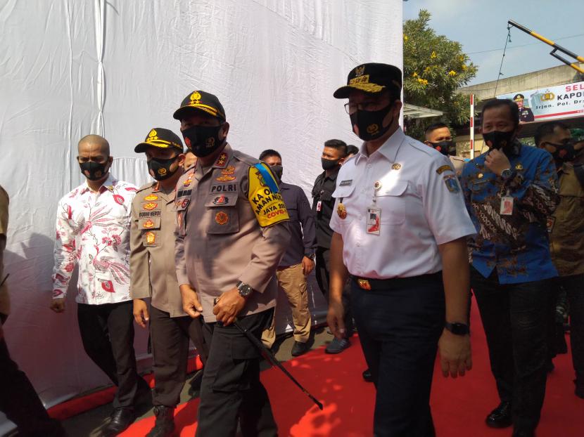 Kapolres Metro Jakarta Utara Kombes Polisi Budhi Herdi S (tengah) dan Gubernur DKI Jakarta Anies Rasyid Baswedan (kanan) meresmikan Pusat Pelayanan Masyarakat, Kamis (23/7).
