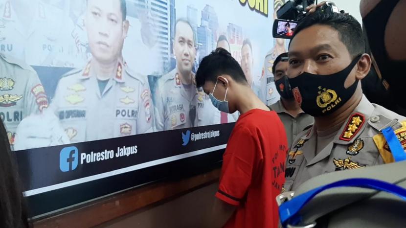 Kapolres Metro Jakpus, Kombes Heru Novianto saat rilis kasus pembuangan bayi hingga tewas di kantornya, Kamis (30/7).