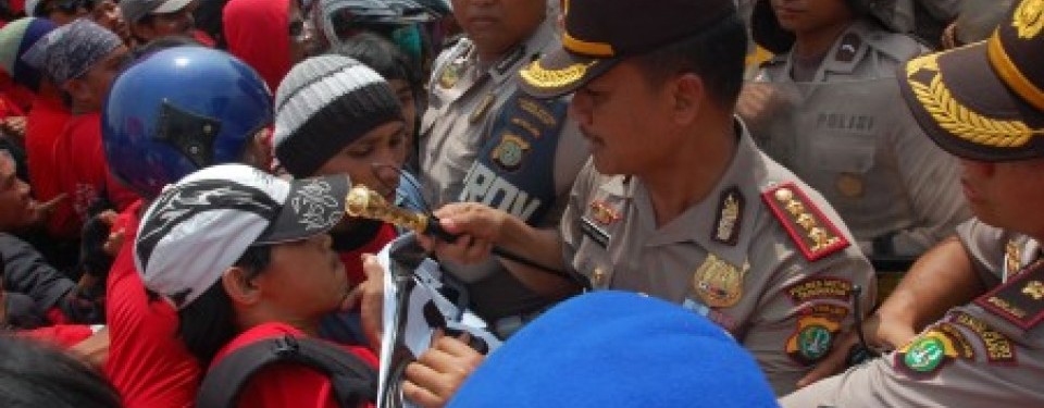 Kapolres Metro Tangerang Kombes.Tavip Yulianto ikut menghalau demonstran dari berbagai aliansi buruh yang berusaha memblokir jalan ke bandara Soekarno-Hatta, di Jl.Suryadarma Ali,Neglasari, Tangerang, Banten, Minggu (1/5). Dalam aksi memperingari Hari Buru