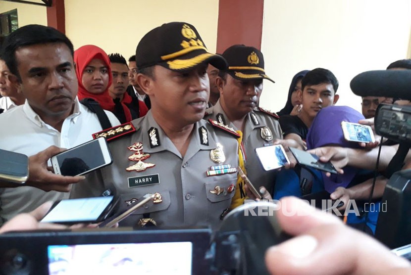 Kapolres Metro Tangerang Kota AKBP Harry Kurniawan saat ditemui di RS Polri Kramat Jati, Jakarta Timur, usai mengecek keadaan korban selamat dalam pembunuhan satu keluarga, Selasa (13/2). 