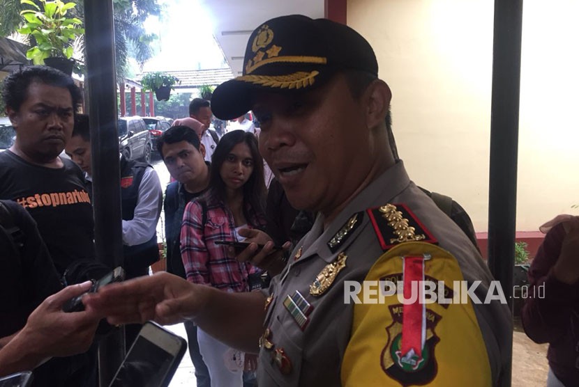 Kapolres Metro Tangerang Kota AKBP Harry Kurniawan saat ditemui di RS Polri Kramat Jati, Jakarta Timur, usai mengecek keadaan korban selamat dalam pembunuhan satu keluarga, Selasa (13/2). 