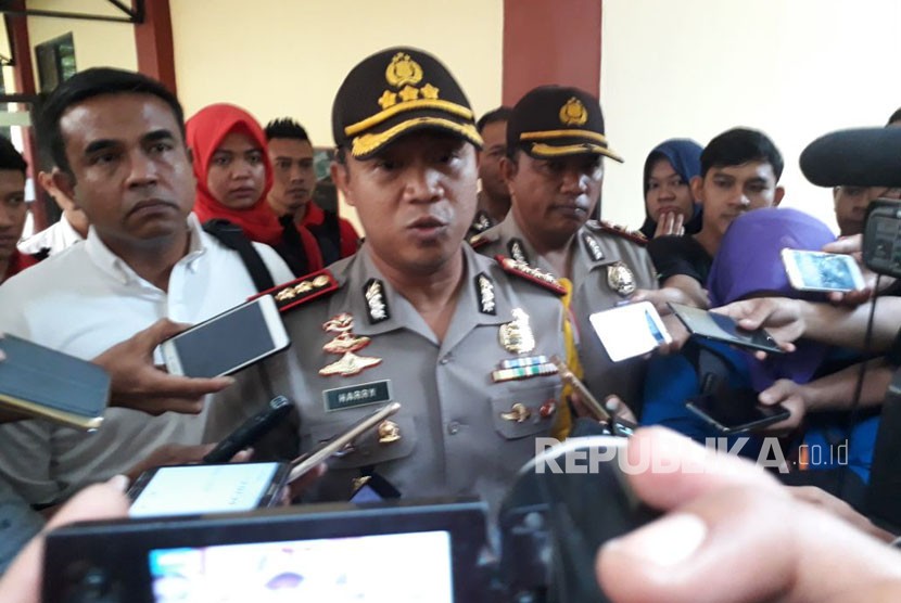 Kapolres Metro Tangerang Kota AKBP Harry Kurniawan saat ditemui di RS Polri Kramat Jati, Jakarta Timur, usai mengecek keadaan korban selamat dalam pembunuhan satu keluarga, Selasa (13/2). 