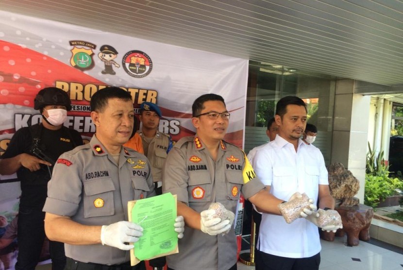 Kapolres Metro Tangerang Kota Kombes Pol Abdul Karim menunjukkan barang bukti berupa 5.000 butir ekstasi di Polres Metro Tangerang Kota, Senin (11/2). 