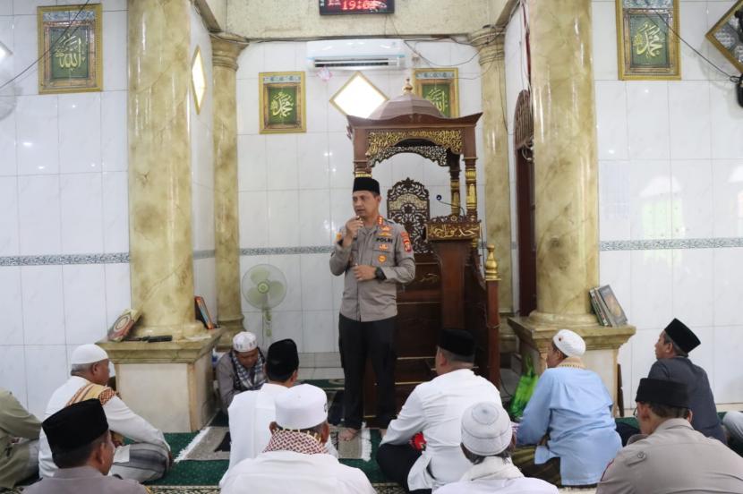 Kapolres Metro Tangerang Kota Kombes Pol Zain Dwi Nugroho ketika melaksanakan kegiatan sholat Jumat keliling (Jumling) di Masjid Nurul Jihad Kelurahan Selapajang Jaya, Kecamatan Neglasari, Kota Tangerang, Banten. Jumat (11/11/2022).