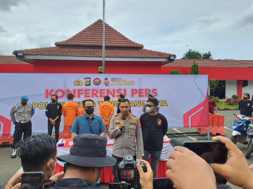 Kapolres Metro Tangerang Kota, Kombes Zain Dwi Nugroho (tengah) dalam rilis pengungkapan kasus pecurian sepeda motor.