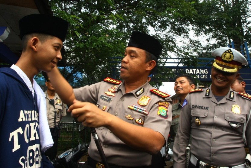 Kapolres Metropolitan Tangerang Kota Kombes Pol Harry Kurniawan (tengah).