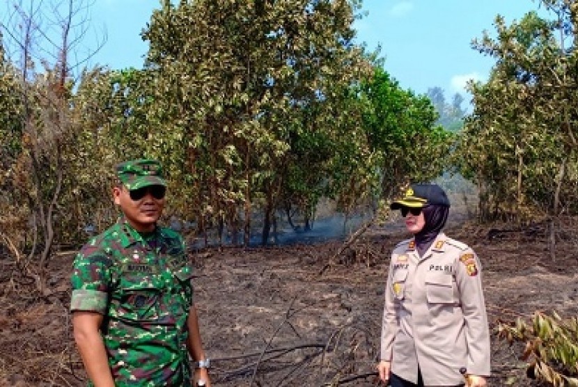 Kapolres Muba AKBP Andes Purwanti dan Komandan Kodim Muba Mulyadi serta Kepala BPBD Muba, Haryadi Karim turun langsung meninjau lokasi yang rawan kebakaran, Selasa (24/7)