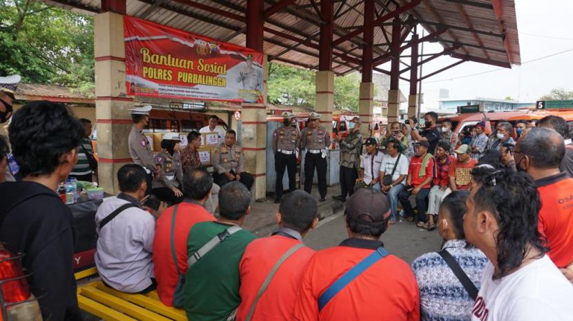 Kapolres Purbalingga menyerahkan bansos ke sopir angkutan kota (Angkot) di Terminal Bus Purbalingga, Selasa (6/9/2022) siang.