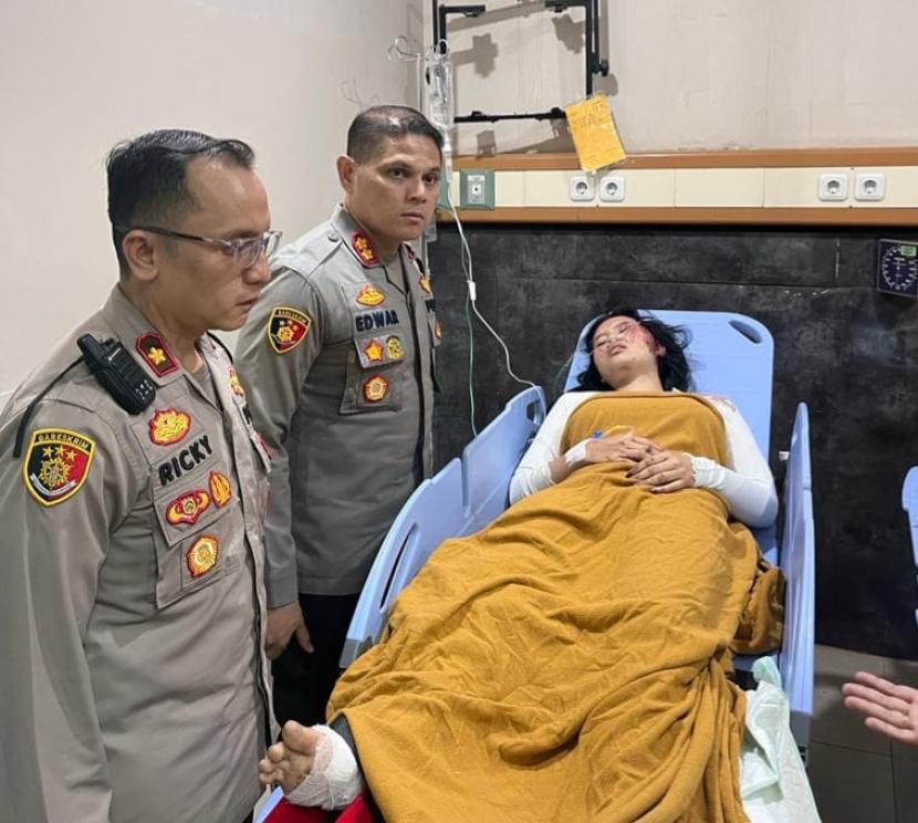 Kapolres Purwakarta, AKBP Edwar Zulkarnain, SIK, saat menjenguk korban luka-luka kecelakaan tunggal bus PO Handoyo, di KM 72/B Tol Cipali, Purwakarta.