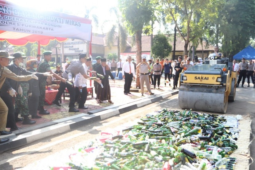 Kapolres Purwakarta AKBP Matrius, bersama unsur muspida saat memusnahkan ribuan botol miras berbagai merk, di halaman Mapolres Purwakarta, Selasa (28/5). 