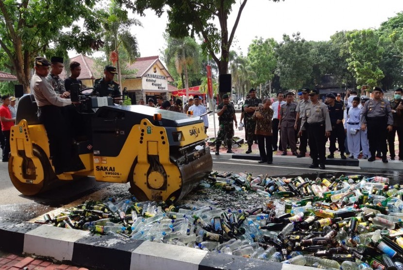 Kapolres Purwakarta AKBP Twedi Aditya Bennyahdi, didampingi Wakil Bupati Purwakarta, Aming, serta disaksikan oleh unsur muspida dan ulama, memusnahkan barang bukti minuman keras, Kamis (20/12). Selama 2018 ini, polisi memusnahkan 6.155 botol miras dan 600 liter tuak. 