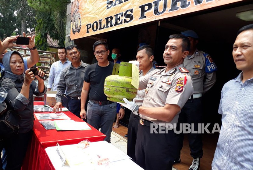 Kapolres Purwakarta AKBP Twedi Aditya Bennyahdi, memerlihatkan barang bukti gas elpiji 3 Kg yang dikirim dari Jakarta untuk dijual ke sejumlah warung di Purwakarta, Kamis (5/4). 