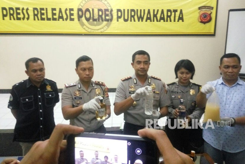 [ilustrasi] Kapolres Purwakarta AKBP Twedi Aditya Bennyahdi, memerlihatkan barang bukti tuak dan miras yang disita petugas, Selasa (10/4). Polres setempat berhasil mengamankan 689 botol ciu dan miras berbagai merek. 