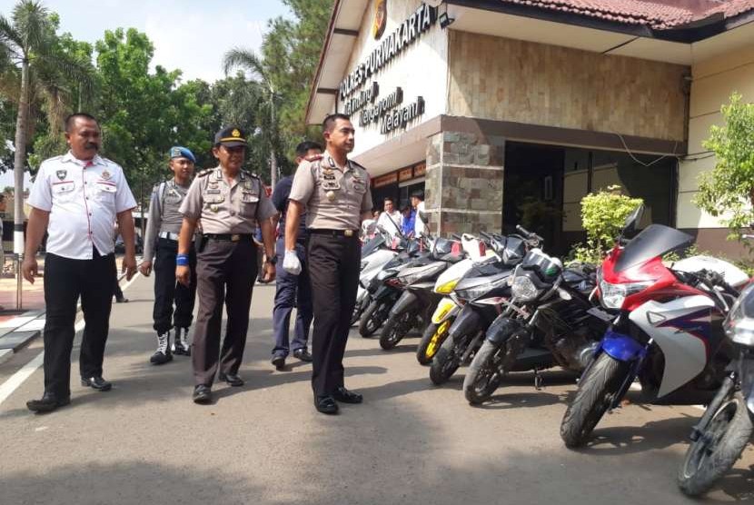 Kapolres Purwakarta AKBP Twedi Aditya Bennyahdi, saat ekspos kasus pencurian dengan pemberatan, Jumat (12/10). Polisi membekuk empat pelaku curanmor dengan barang bukti 14 unit sepeda motor. 