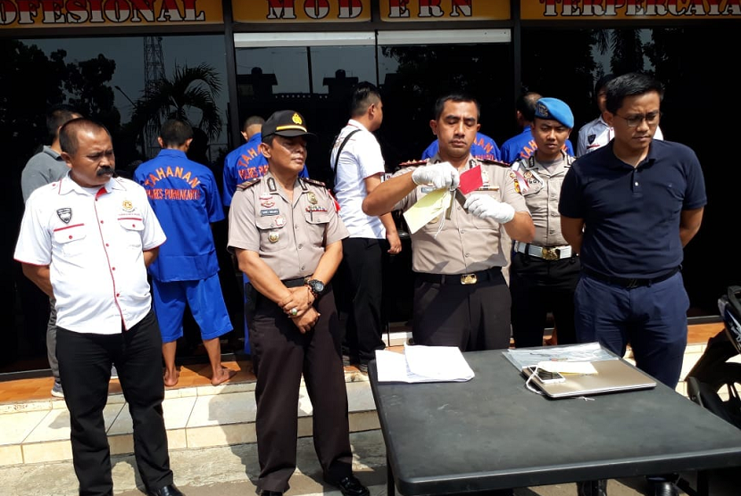 Kapolres Purwakarta AKBP Twedi Aditya Bennyahdi, saat ekspos kasus pencurian dengan pemberatan, Jumat (12/10). Polisi membekuk empat pelaku curanmor dengan barang bukti 14 unit sepeda motor. 