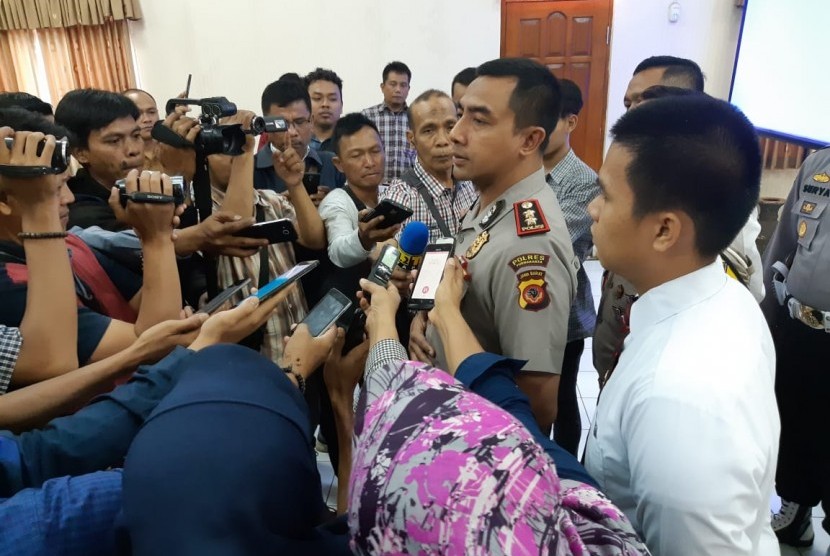 Kapolres Purwakarta AKBP Twedi Aditya Bennyahdi, saat konferensi pers akhir Tahun 2018, di Aula Pengabdian Mapolres Purwakarta, Senin (31/12). 
