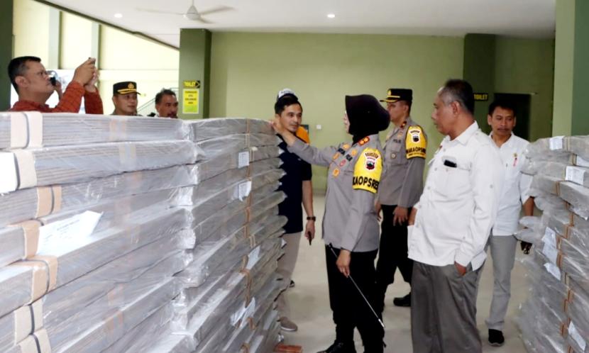   Kapolres Salatiga, AKBP Aryuni Novitasari, bersama ketua KPU Kota Salatiga mengecek logistik kotak dan bilik suara yang sudah tiba di gudang KPU Kota Salatiga, Jumat (20/10/2023)). 