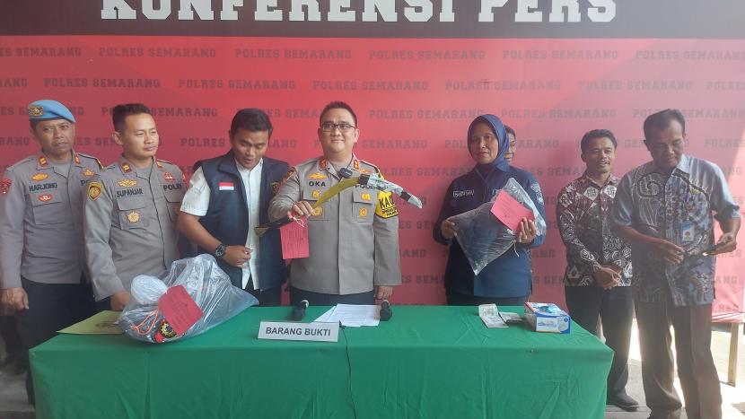 Kapolres Semarang, AKBP Achmad Oka Mahendra menunjukkan barang bukti sebilah celurit dalam kasus kekerasan mengakibatkan korban anak meninggal dunia di Mapolres Semarang, di Ungaran, Kabupaten Semarang, Rabu (13/9/2023).