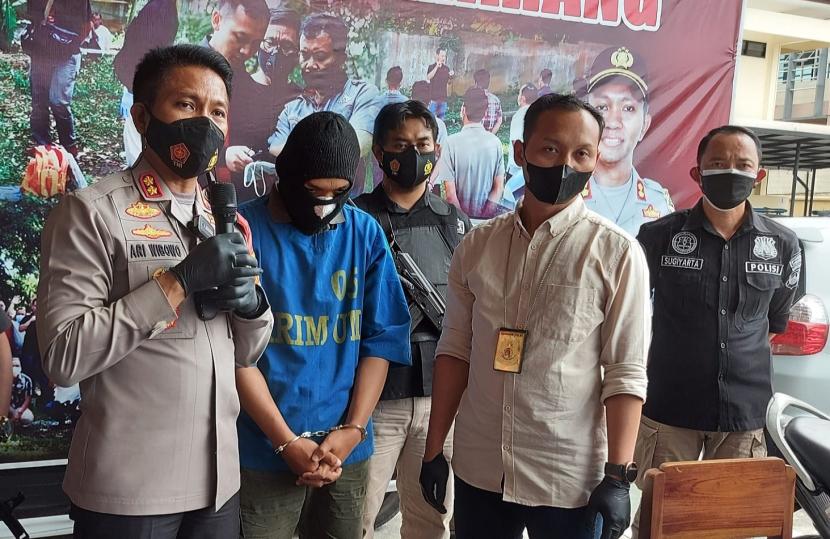 Kapolres Semarang, AKBP Ari Wibowo memberikan keterangan pers terkait dengan penanganan kasus dugaan tindakan asusila yang dilakukan seorang oknum satpam kepada perempuan yang baru dikenalnya, di mapolres Semarang, Rabu (8/9). (bowo pribadi)
