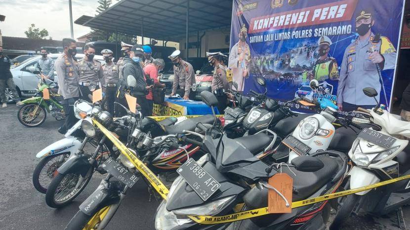 Kapolres Semarang, AKBP Ari Wibowo, menujukkan belasa sepeda motor yang diamankan dari aksi balap liar, pada saat sebagian besar warga Jawa Tengah mendukung gerakan Jateng di Rumah Saja, di Mapolres Semarang.