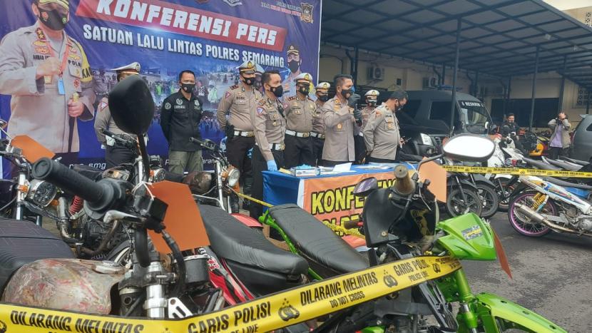 Kapolres Semarang, AKBP Ari Wibowo, menujukkan belasan sepeda motor yang diamankan dari aksi balap liar, pada saat sebagian besar warga Jawa Tengah mendukung gerakan Jateng di Rumah Saja, di Mapolres Semarang, Senin (8/2).