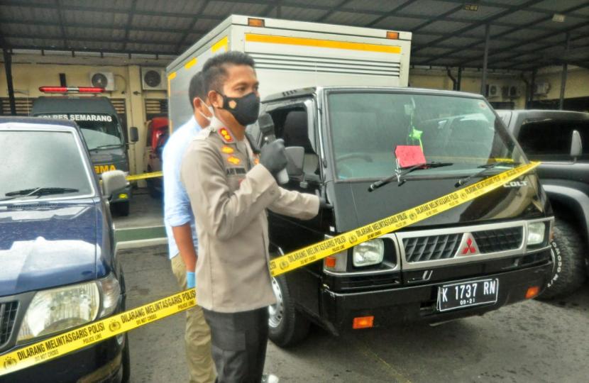 Kapolres Semarang, AKBP Ari Wibowo menunjukkan barang bukti kejahatan kawanan residivis pelaku pencurian spesialis mobil, di mapolres Semarang. (Ilustrasi)