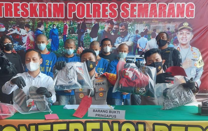 Kapolres Semarang, AKBP Ari Wibowo (tengah) menunjukkan barang bukti dan para tersangka perkara tindak pidana kekerasan yang mengakibatkan orang lain meninggal dunia, di Mapolres Semarang.
