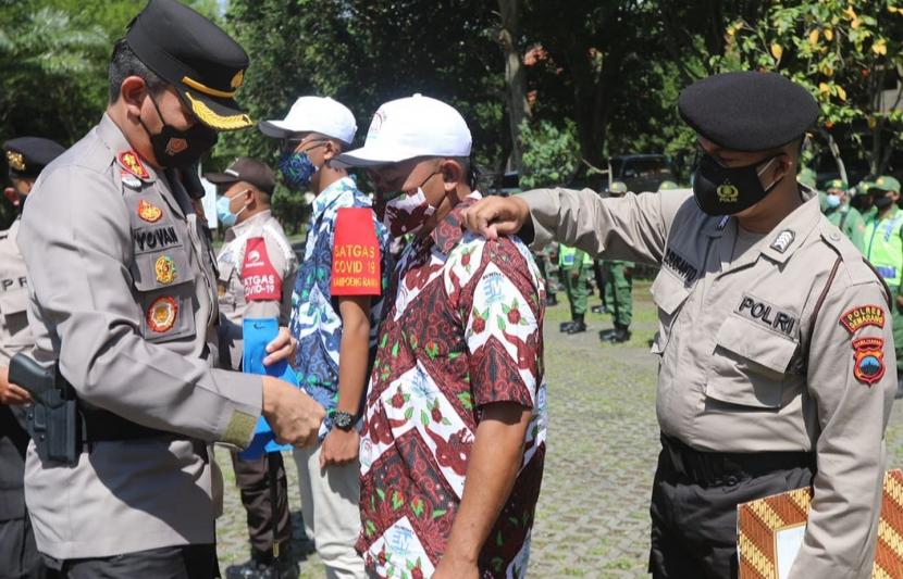 Kapolres Semarang, AKBP Yovan Fatika HA memasangkan tanda Satgas Periwisata kepada salah satu perangkat kecamatan Ambarawa, pada Aprl Siaga Satgas Pariwisata Untuk Nataru di Ambatawa, Kabupaten Semarang, Selasa (30/11).