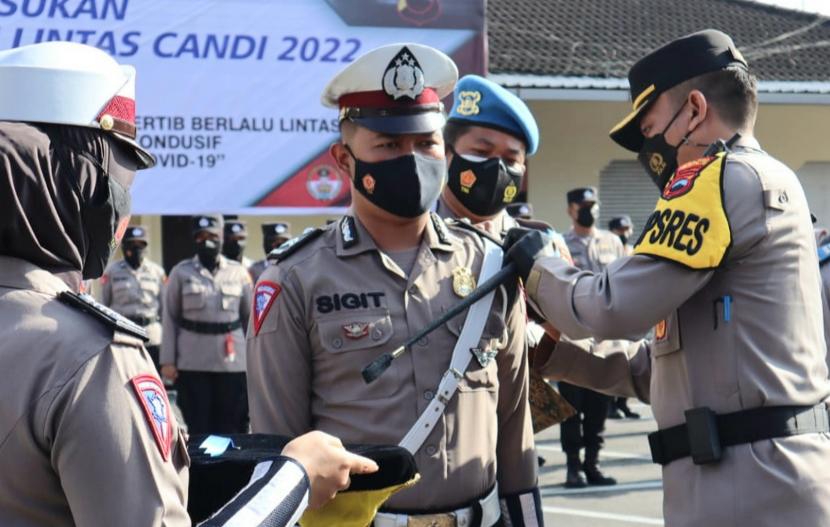  Kapolres Semarang, AKBP Yovan Fatika HA, menyematkan pita tanda Operasi Keselamatan Candi 2022, pada Apel Gelar Pasukan Operasi Keselamatan Candi 2022 di halaman Mapolres Semarang, Selasa (1/3).
